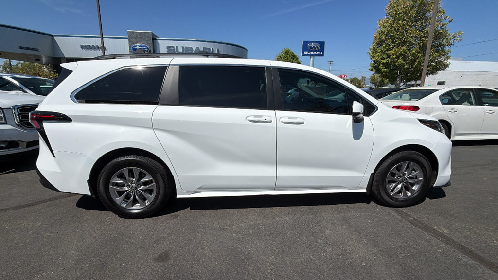 Used 2025 Toyota Sienna LE FWD image 3