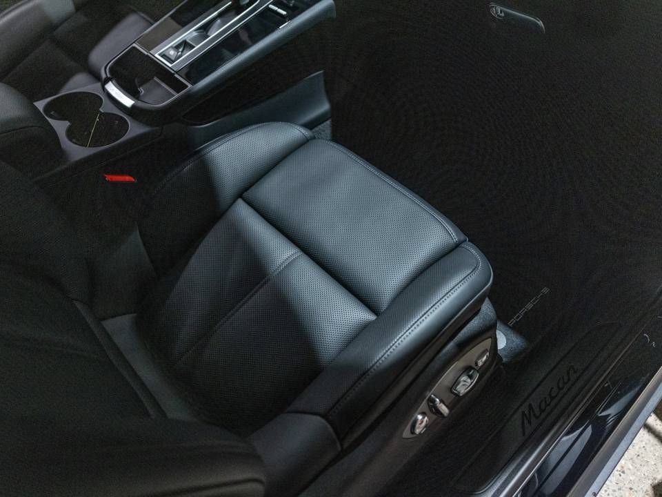 Certified 2026 Porsche Macan AWD/4WD image 29