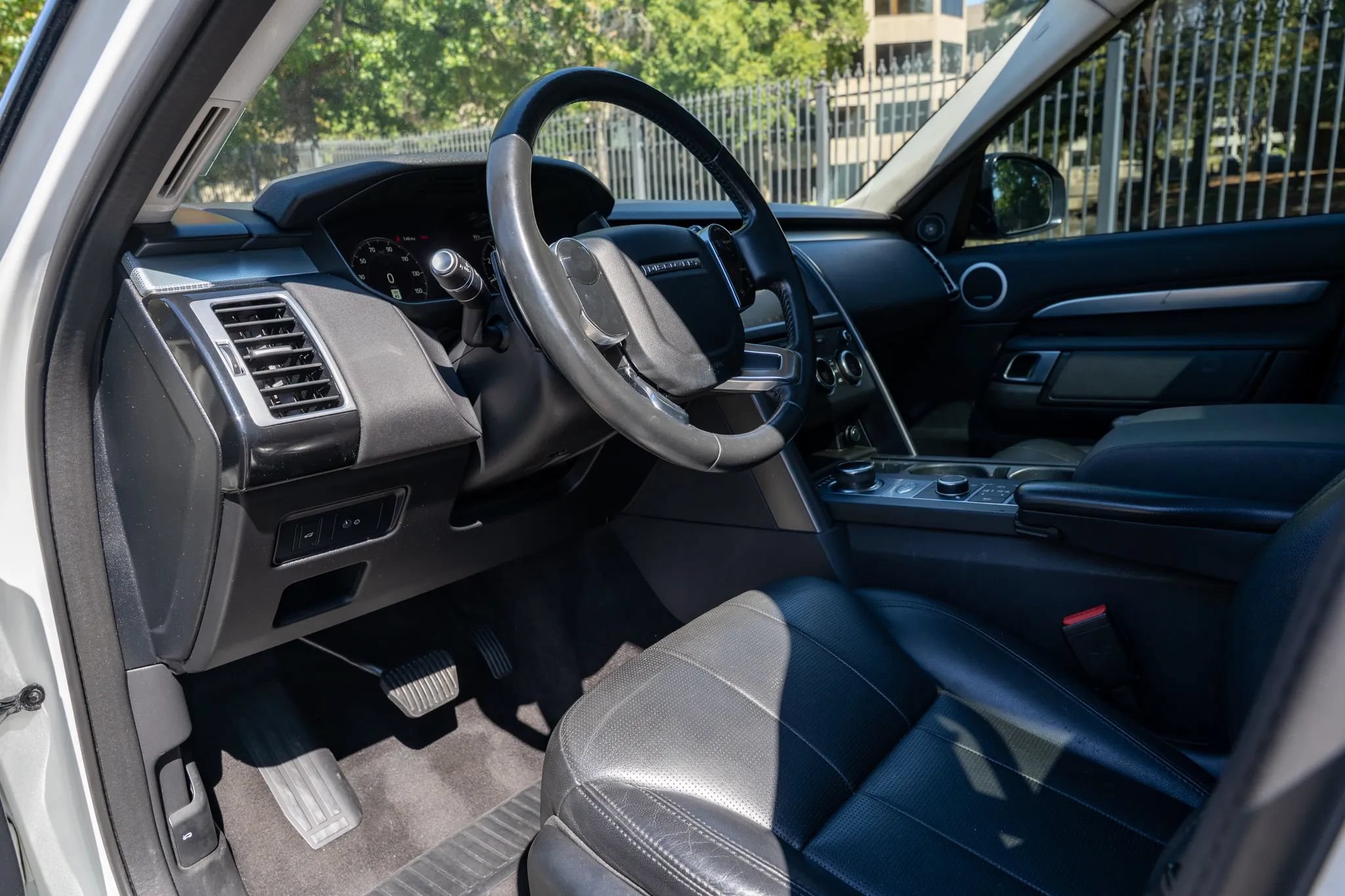 Used 2020 Land Rover Discovery Landmark AWD/4WD image 10