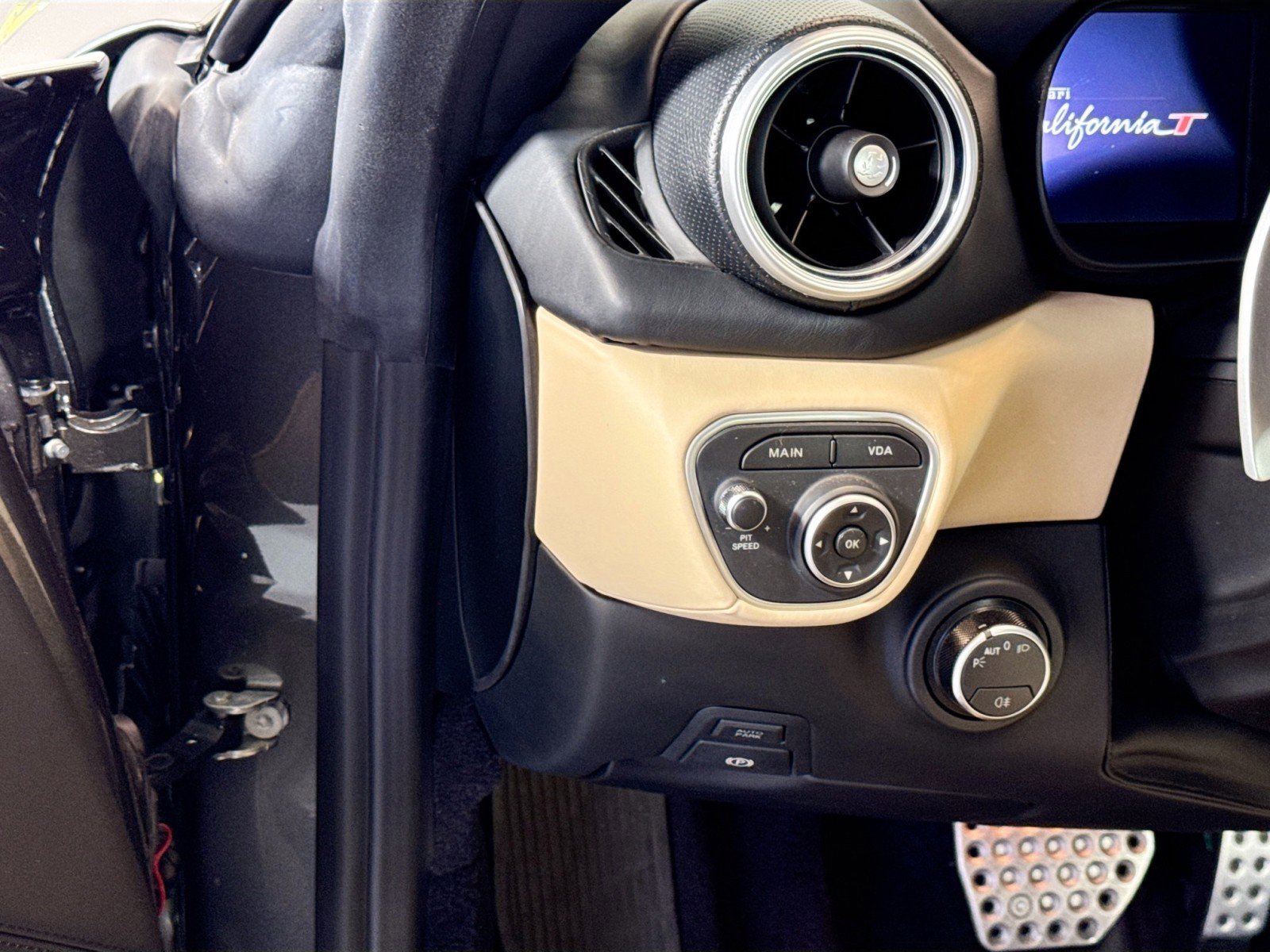 Used 2017 Ferrari California T image 13