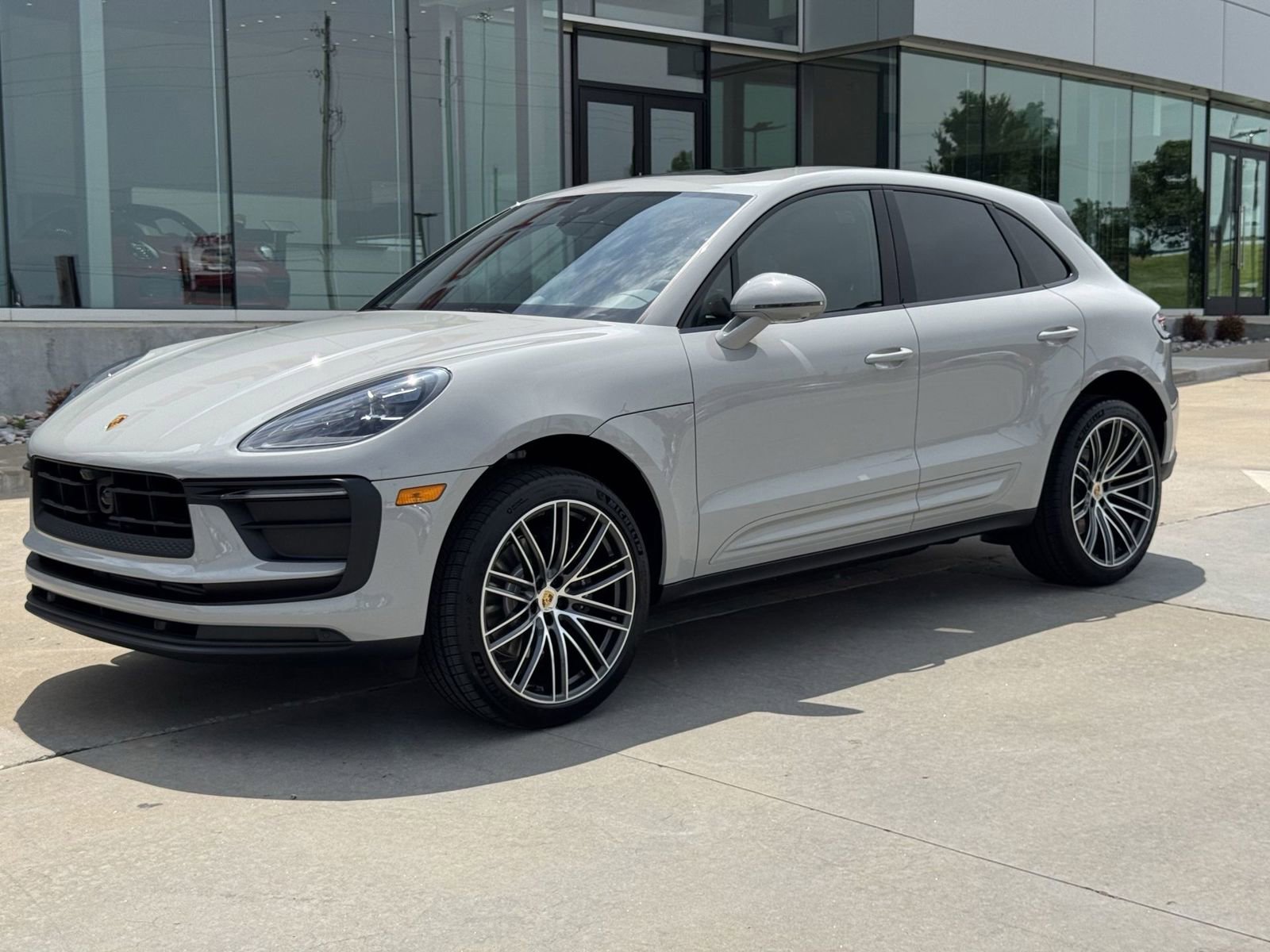Certified 2025 Porsche Macan AWD/4WD image 1