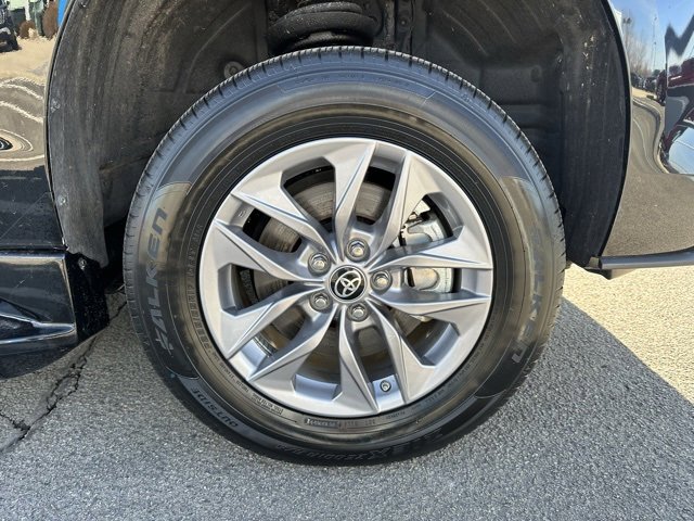 Used 2024 Toyota Sienna LE image 6