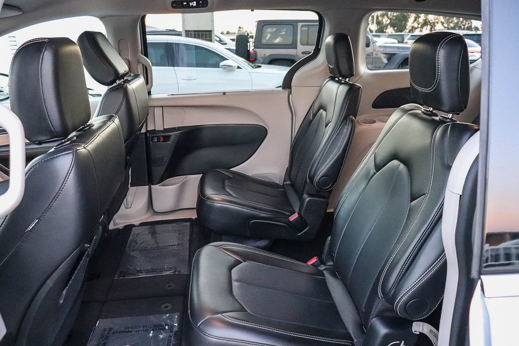 Used 2024 Chrysler Pacifica Touring-L FWD image 20