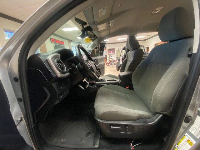 Used 2020 Toyota Tacoma SR5 RWD image 18