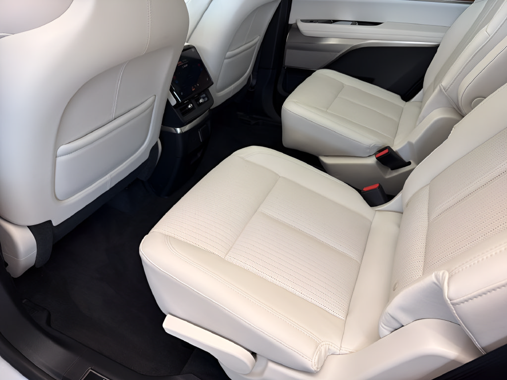 New 2027 Cadillac Vistiq Sport w/ LPO, Floor Liner Package AWD/4WD image 30