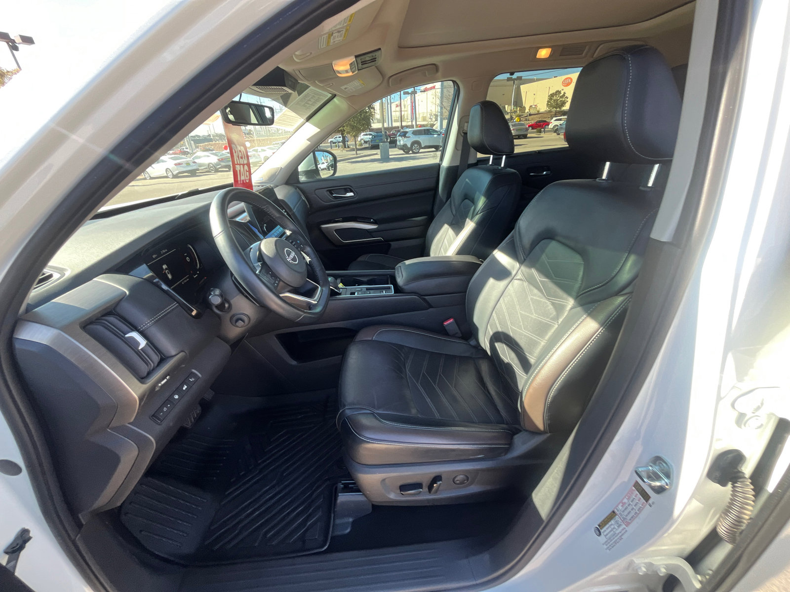 Used 2023 Nissan Pathfinder Platinum image 10
