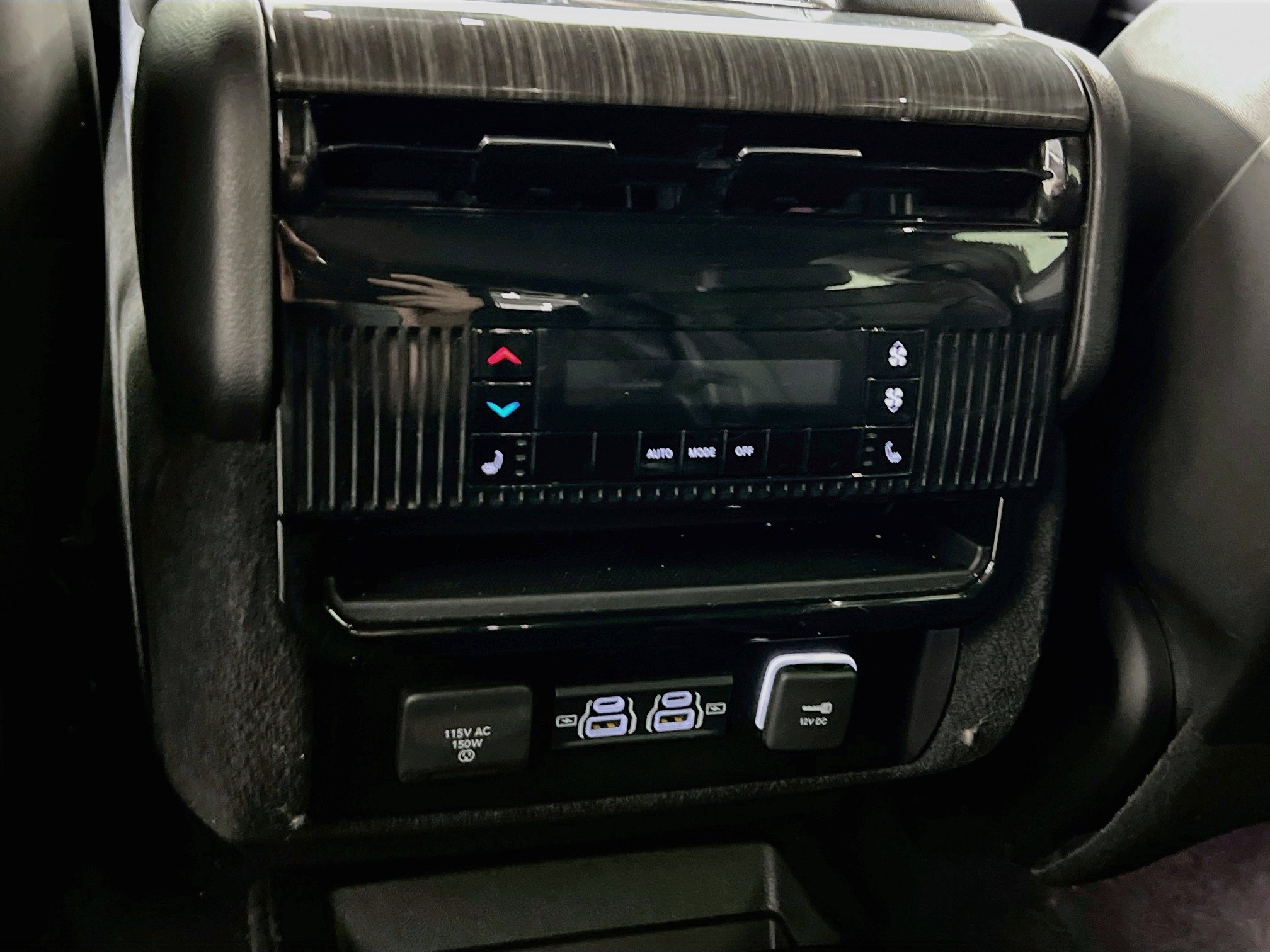 Used 2022 Jeep Wagoneer Series III w/ Rear Seat Video Group 1 AWD/4WD image 27