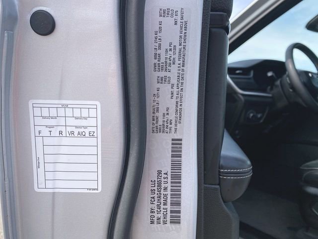 Used 2025 Jeep Grand Cherokee Altitude AWD/4WD image 32