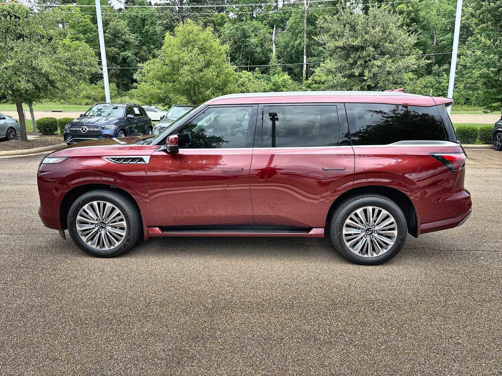 Used 2025 INFINITI QX80 Sensory w/ Premium Cargo Package AWD/4WD image 5