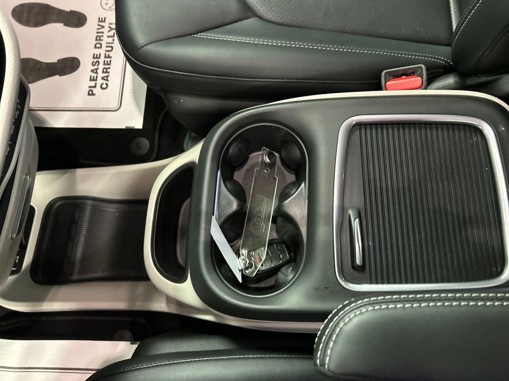 Used 2024 Chrysler Pacifica Select image 21