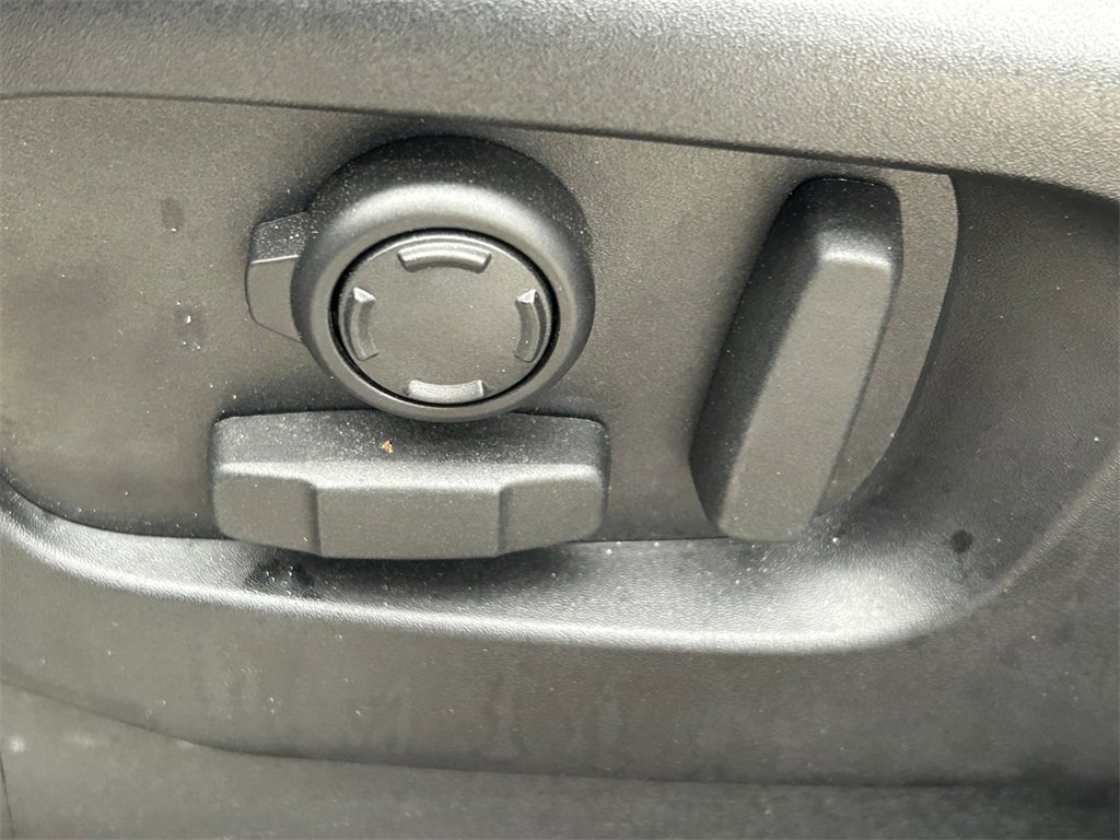 Used 2024 Land Rover Discovery S image 30