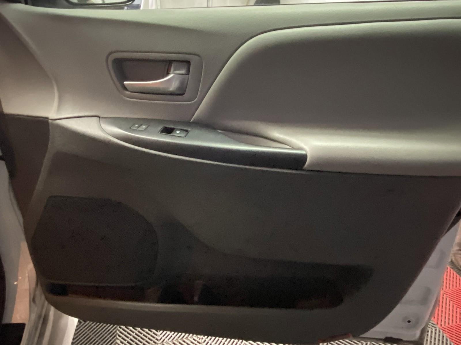 Used 2018 Toyota Sienna LE w/ Carpet Mat Package image 8
