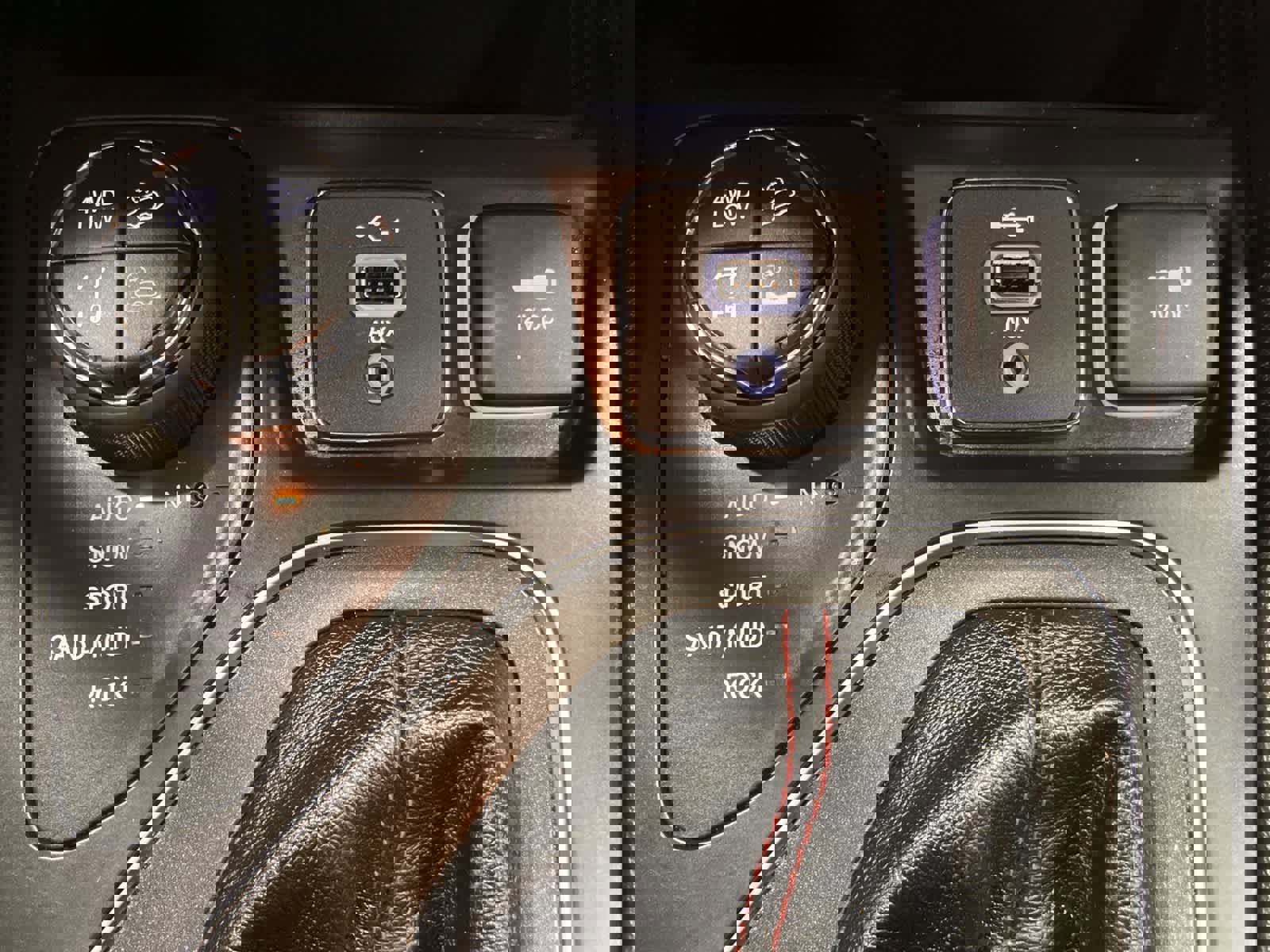 Used 2019 Jeep Cherokee Trailhawk w/ Cold Weather Group image 17