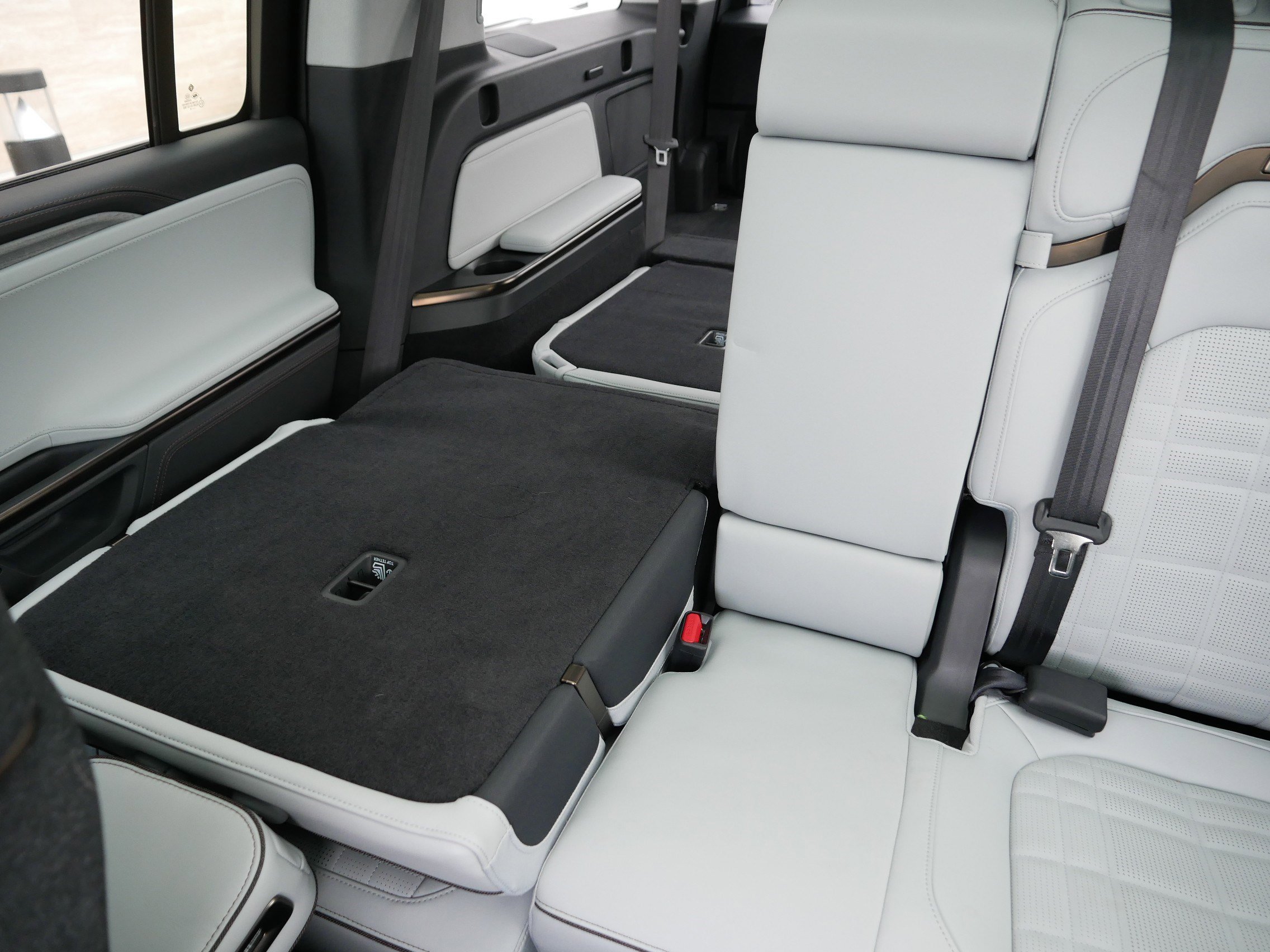 Used 2026 Rivian R1S Premium image 12