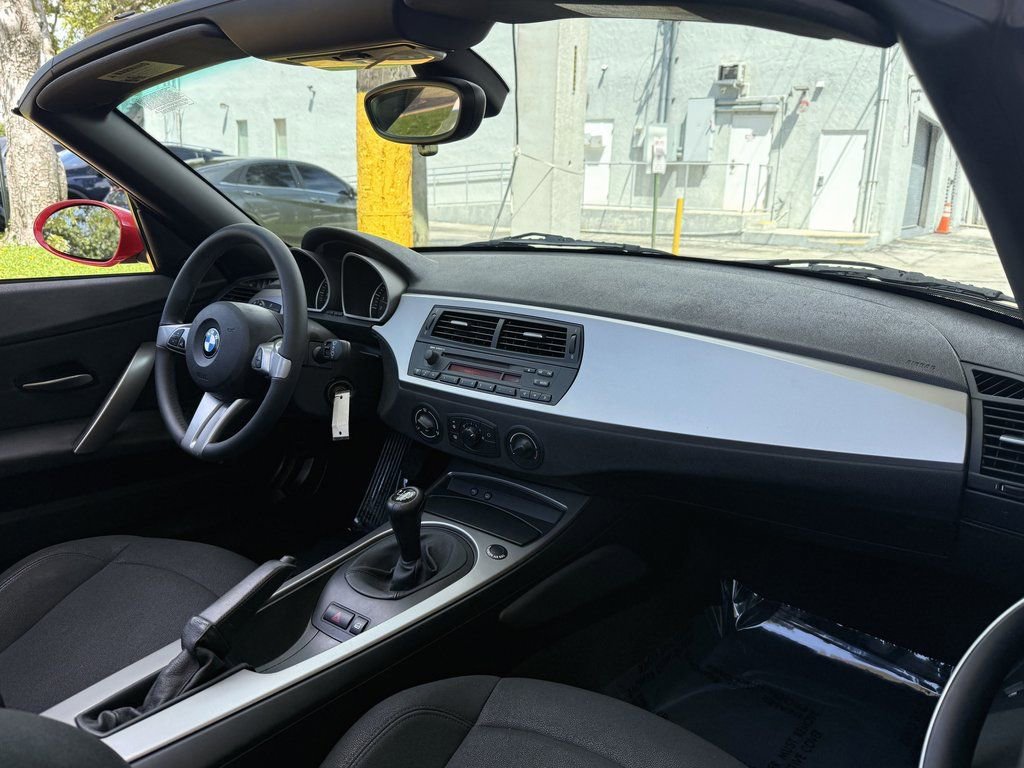 Used 2005 BMW Z4 2.5i image 13