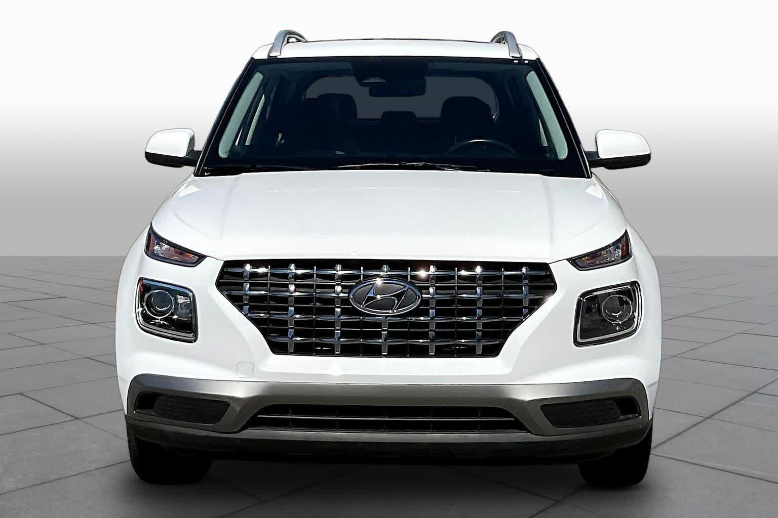 Used 2025 Hyundai Venue SEL FWD image 4