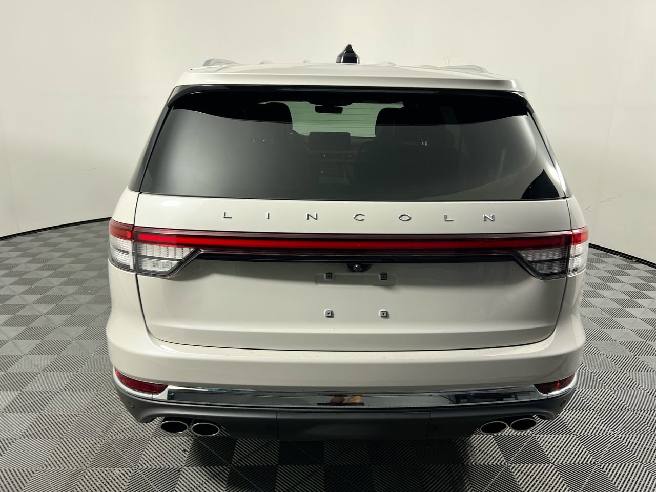 Used 2025 Lincoln Aviator Reserve w/ Luxury Package RWD image 4