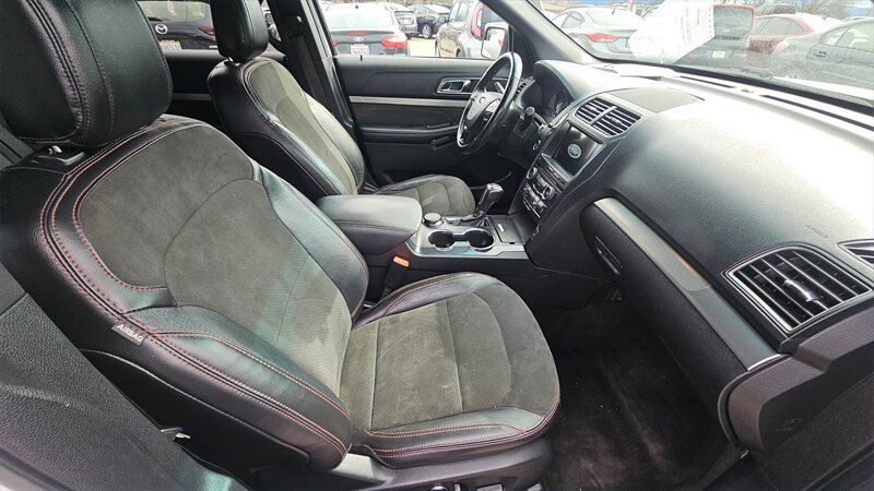 Used 2018 Ford Explorer XLT w/ Equipment Group 202A image 5