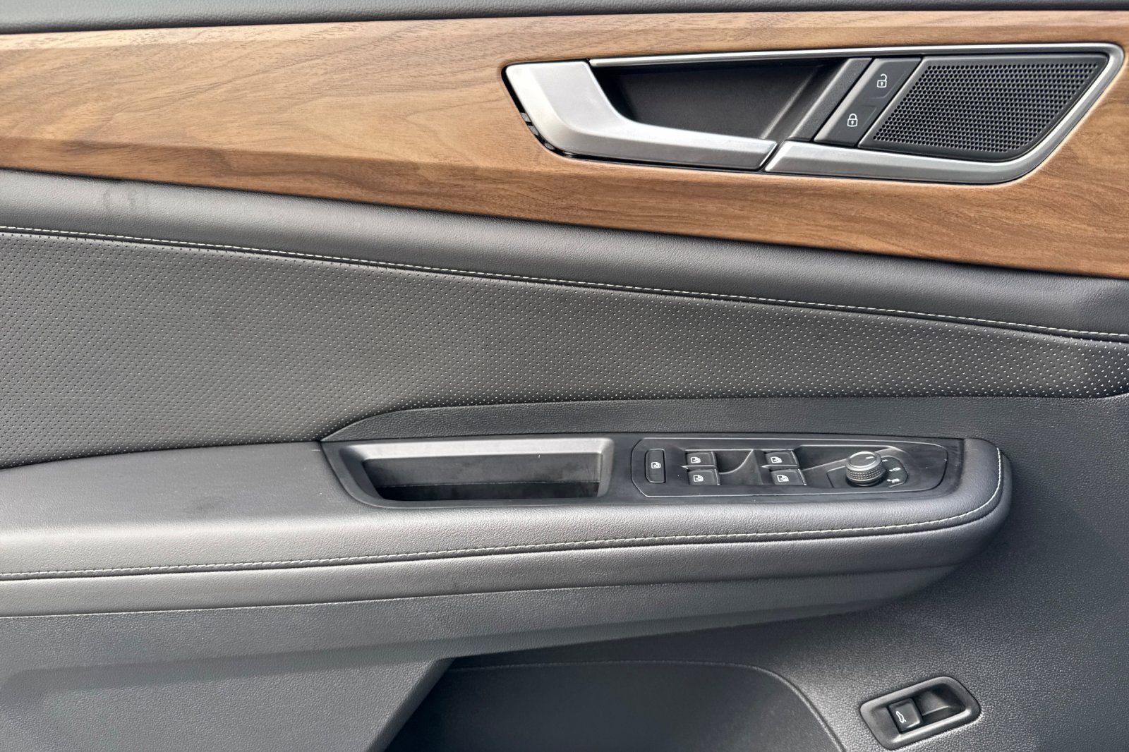 Used 2025 Volkswagen Atlas SE image 10