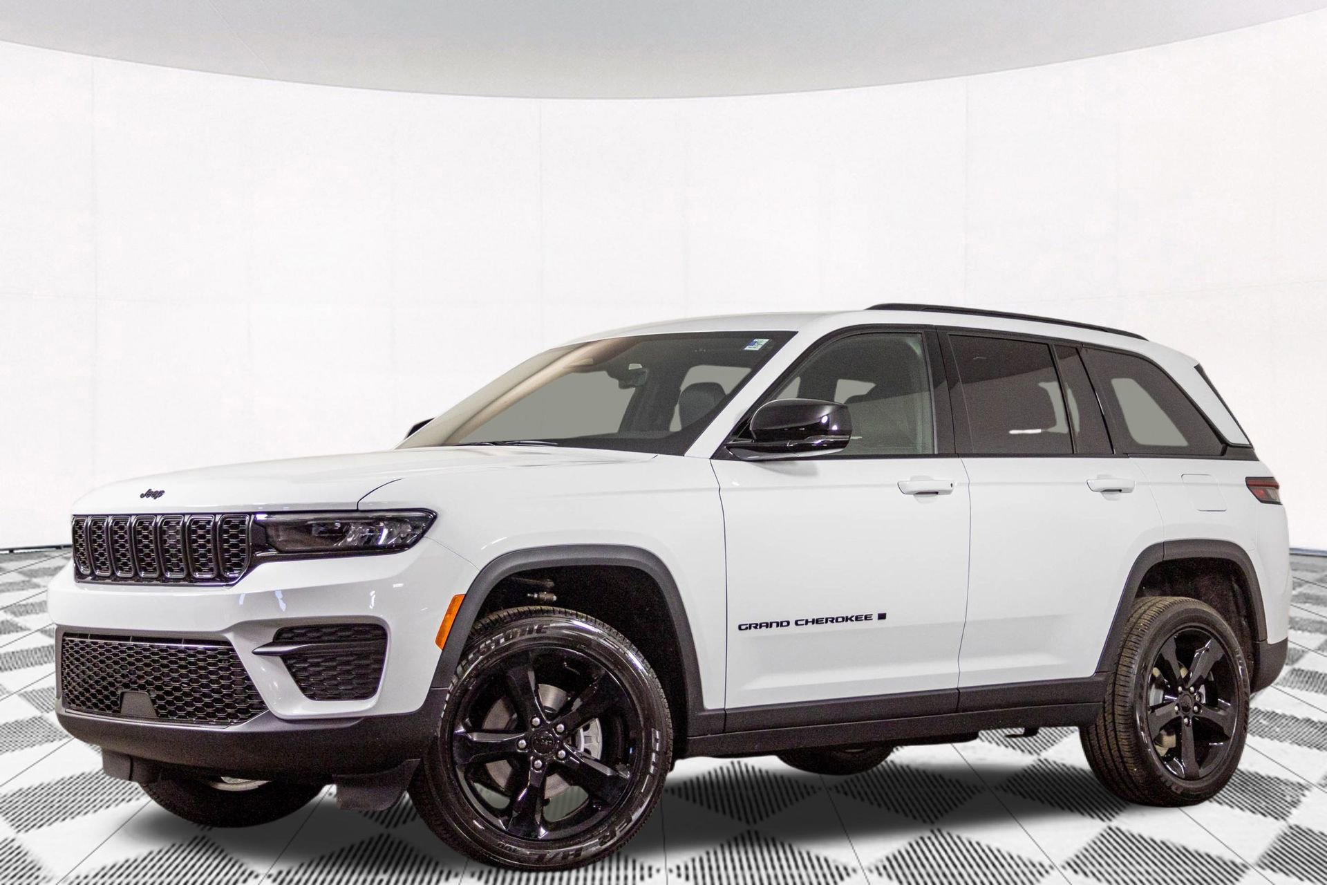 New 2025 Jeep Grand Cherokee Laredo image 2