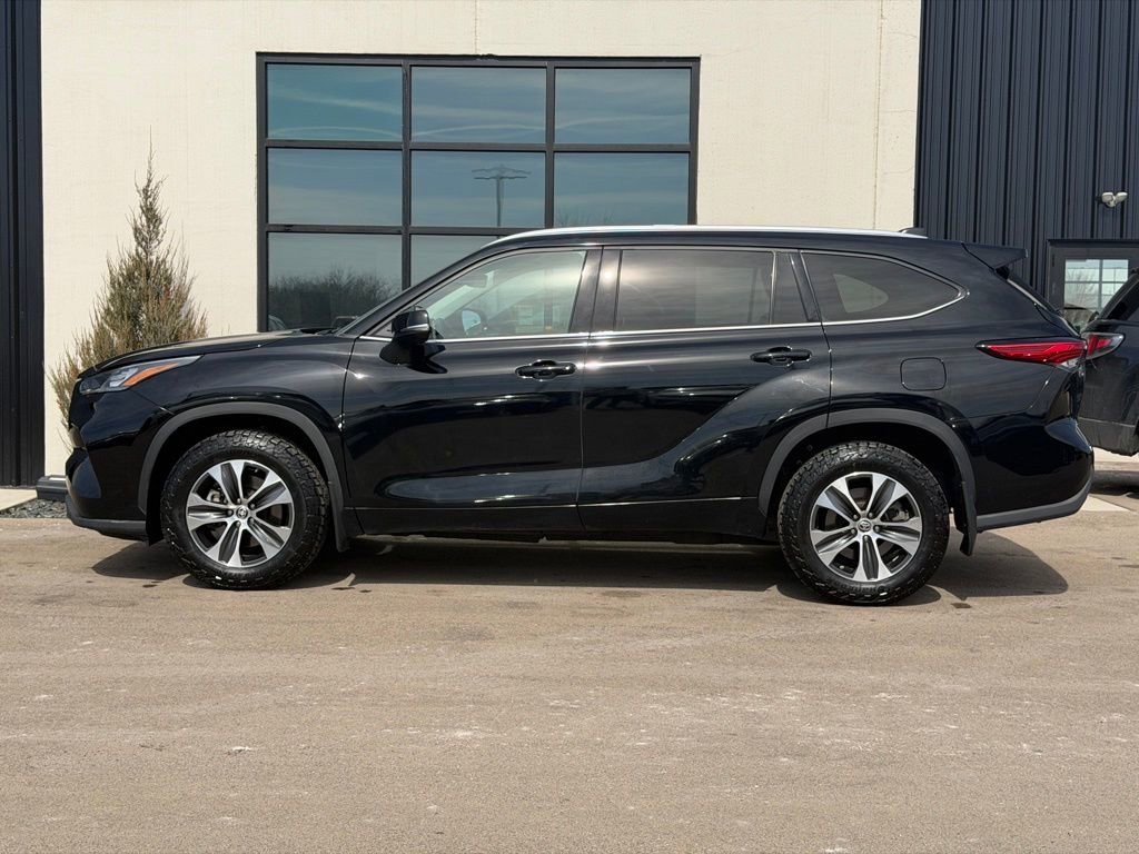 Used 2020 Toyota Highlander XLE image 2