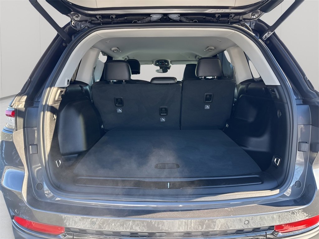 Used 2023 Jeep Grand Cherokee Limited w/ Black Appearance Package image 16