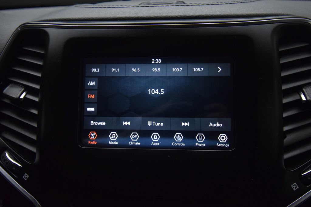 Used 2019 Jeep Cherokee Latitude Plus w/ Cold Weather Group AWD/4WD image 17