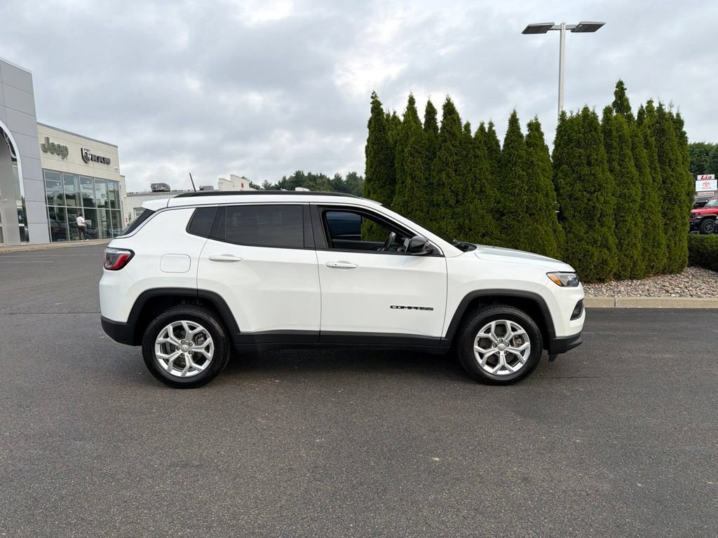 Used 2024 Jeep Compass Latitude AWD/4WD image 2