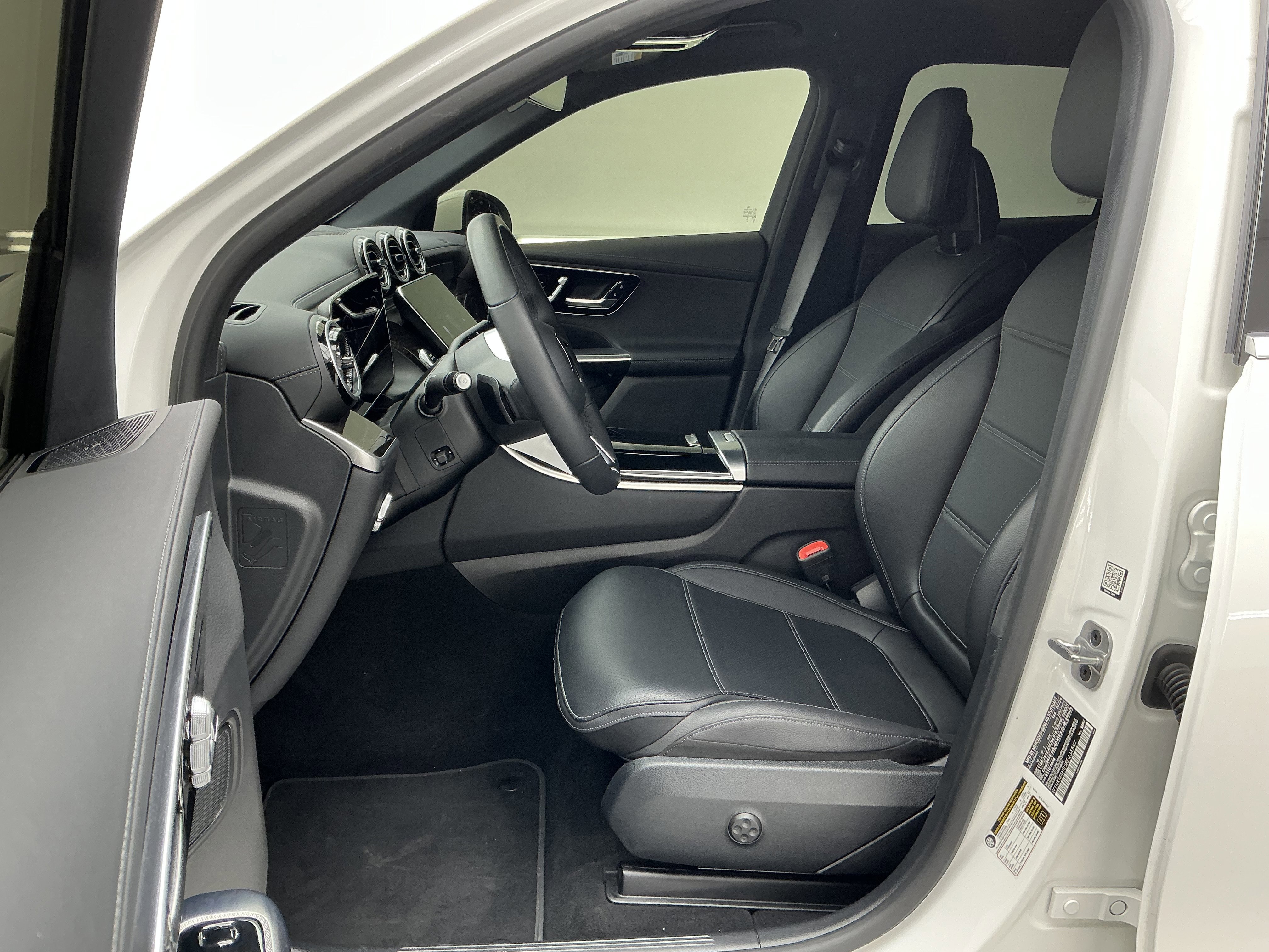 Used 2024 Mercedes-Benz GLC 300 4MATIC image 16