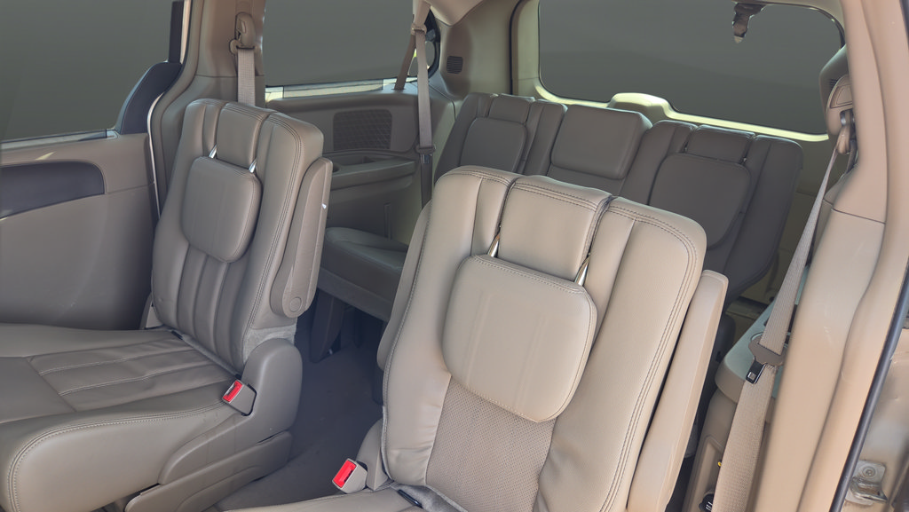 Used 2012 Chrysler Town & Country Touring-L w/ Driver Convenience Group FWD image 14