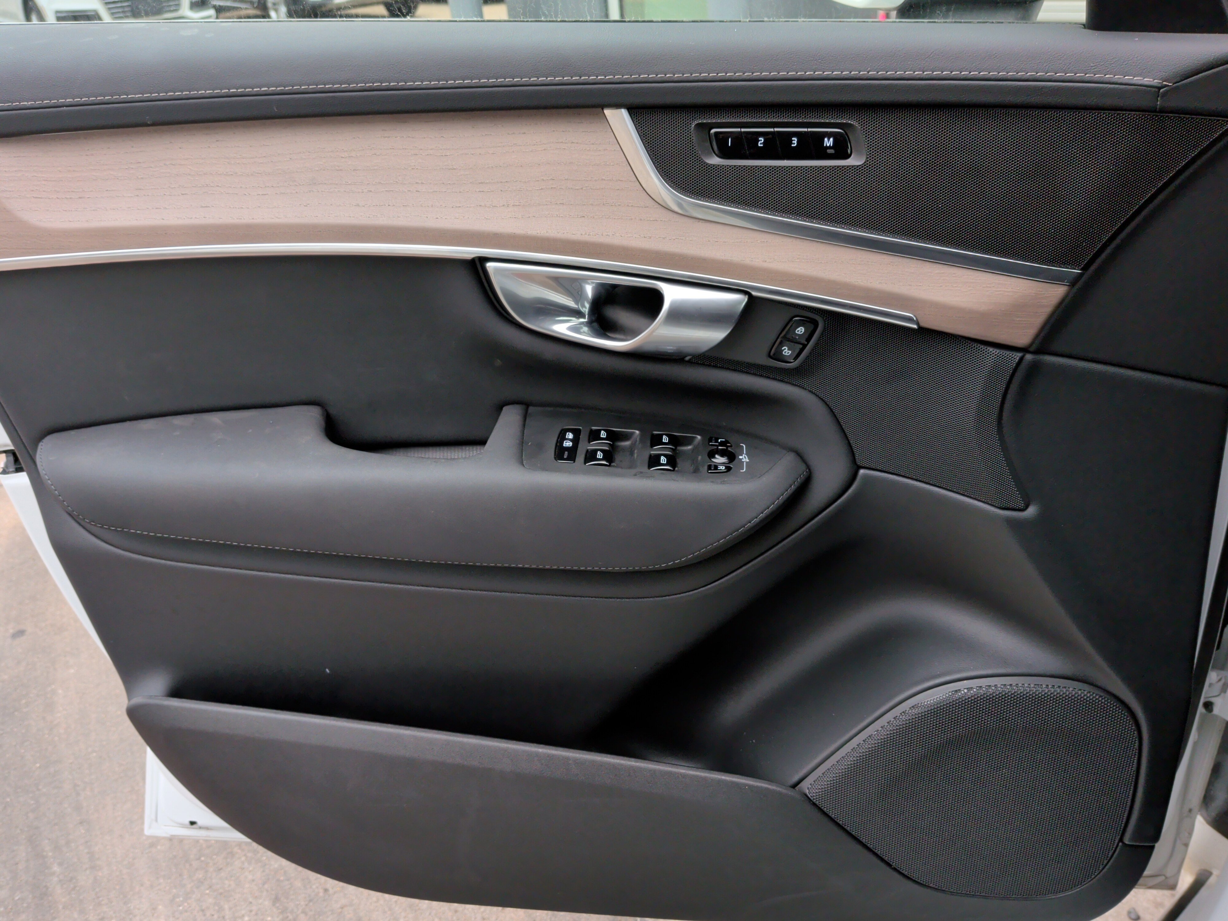 Used 2025 Volvo XC90 B6 Plus image 28