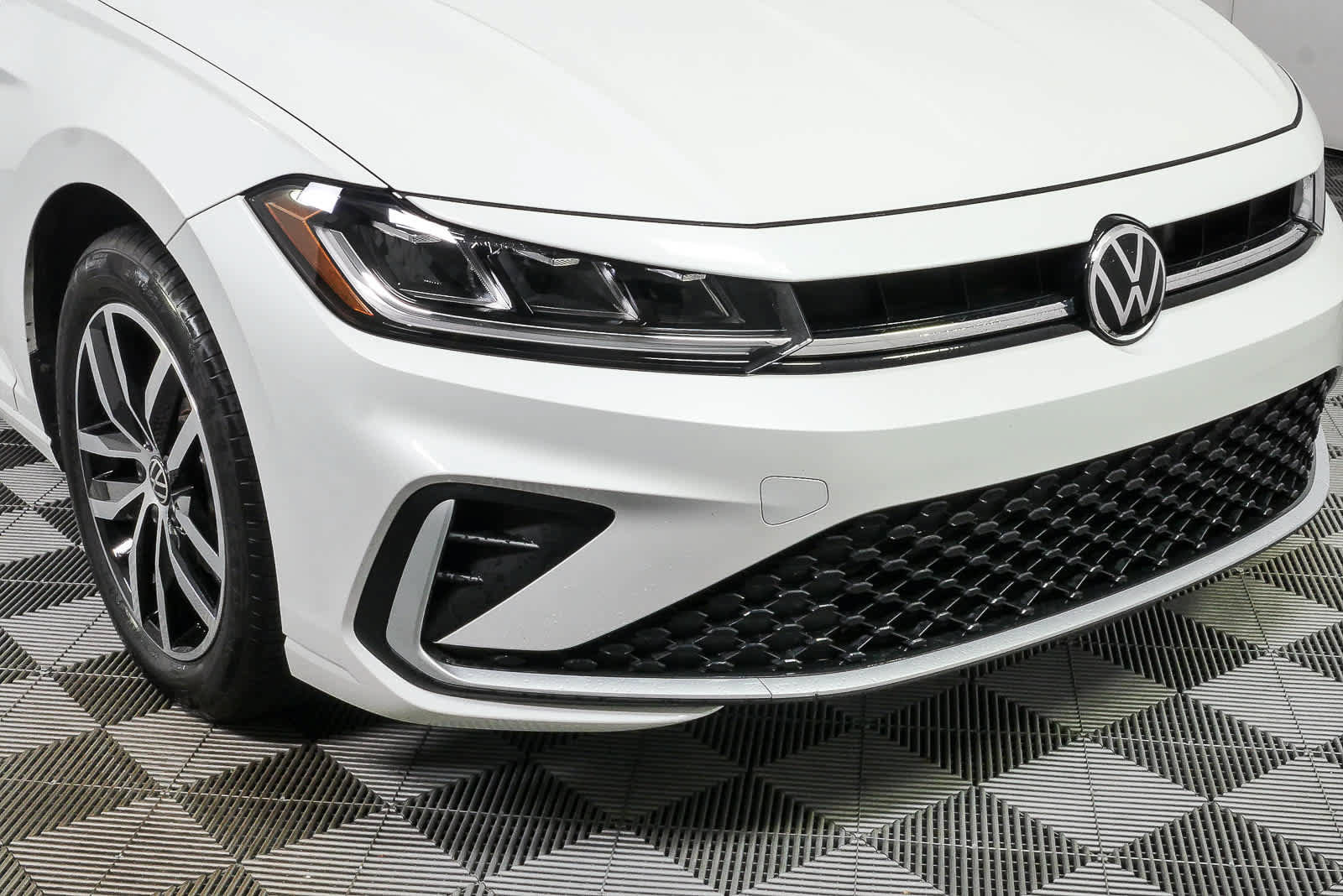 Certified 2025 Volkswagen Jetta SE FWD image 37