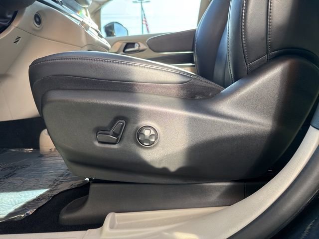 Used 2024 Chrysler Pacifica Touring-L image 8