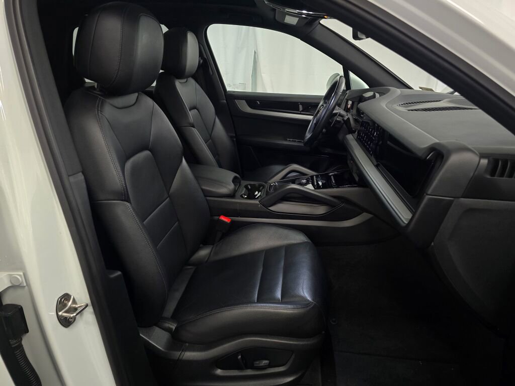 Used 2024 Porsche Cayenne image 29