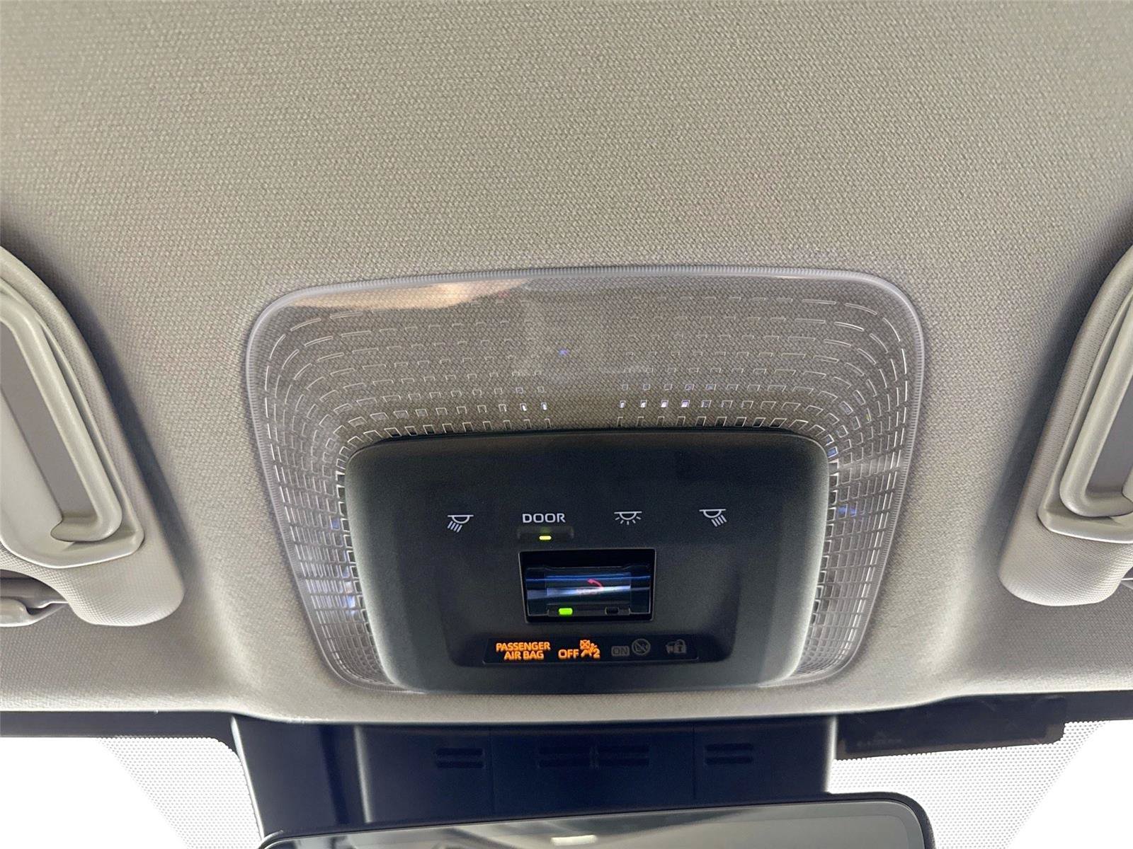 Certified 2025 Toyota Prius XLE FWD image 6
