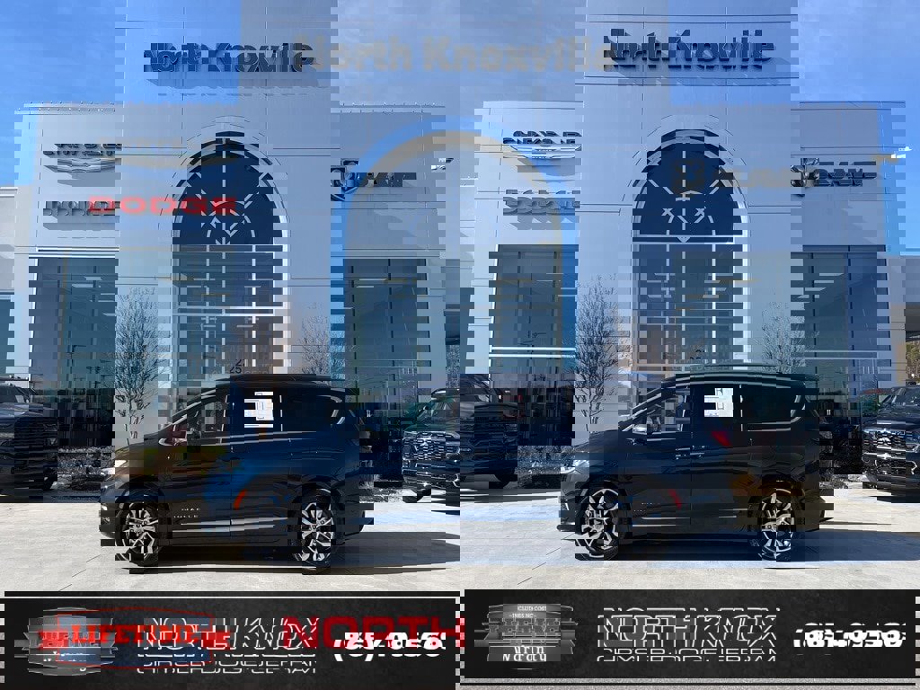 Used 2024 Chrysler Pacifica Pinnacle w/ Trailer Tow Group image 2