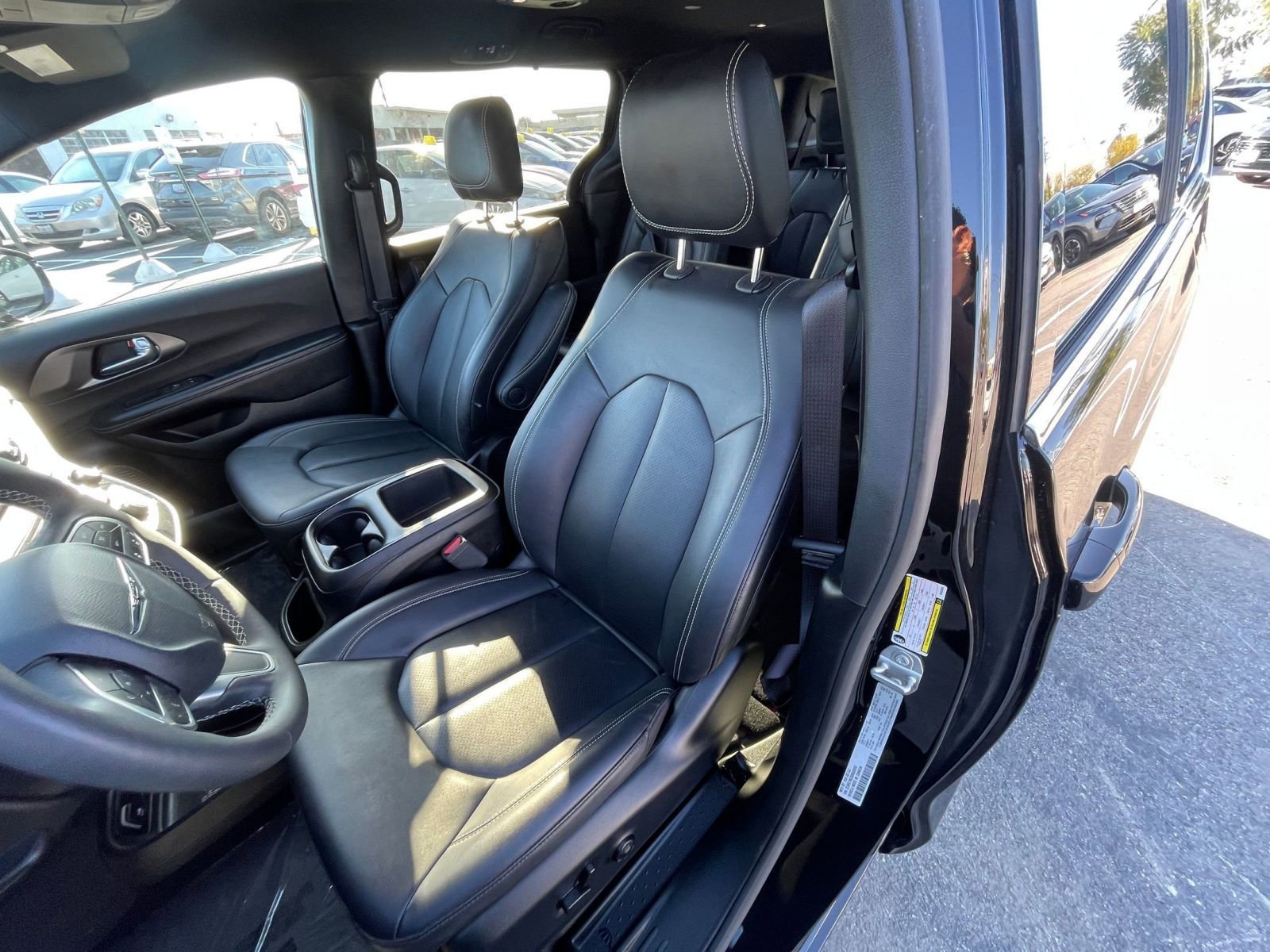 Used 2025 Chrysler Pacifica Select image 38