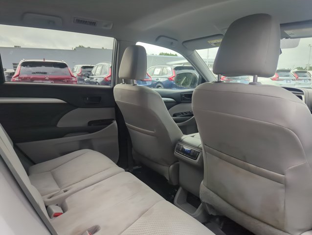 Used 2019 Toyota Highlander LE FWD image 25