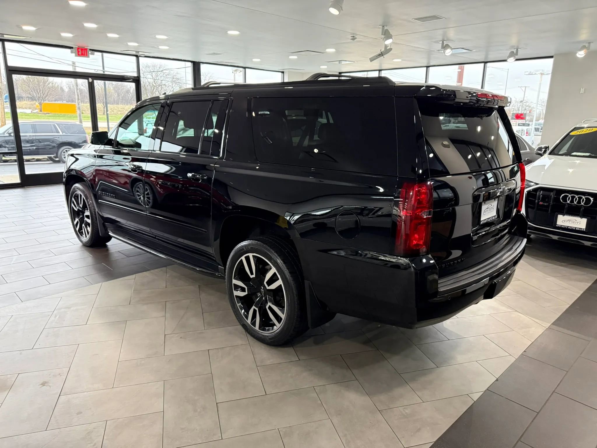 Used 2019 Chevrolet Suburban Premier image 3