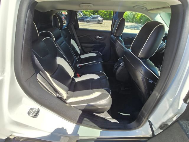 Used 2019 Jeep Cherokee Latitude Plus AWD/4WD image 14