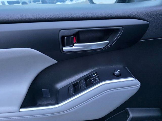 Used 2023 Toyota Highlander XLE image 27