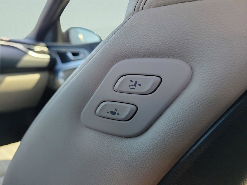 Used 2022 Genesis G70 2.0T w/ Prestige Package image 10