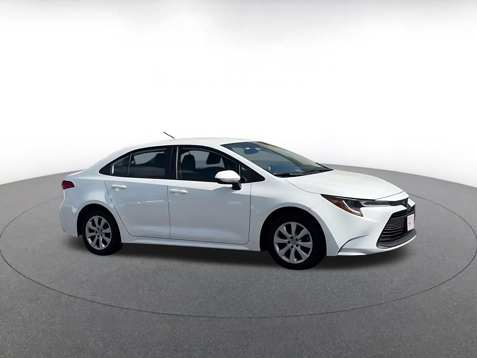 Used 2025 Toyota Corolla LE FWD image 2