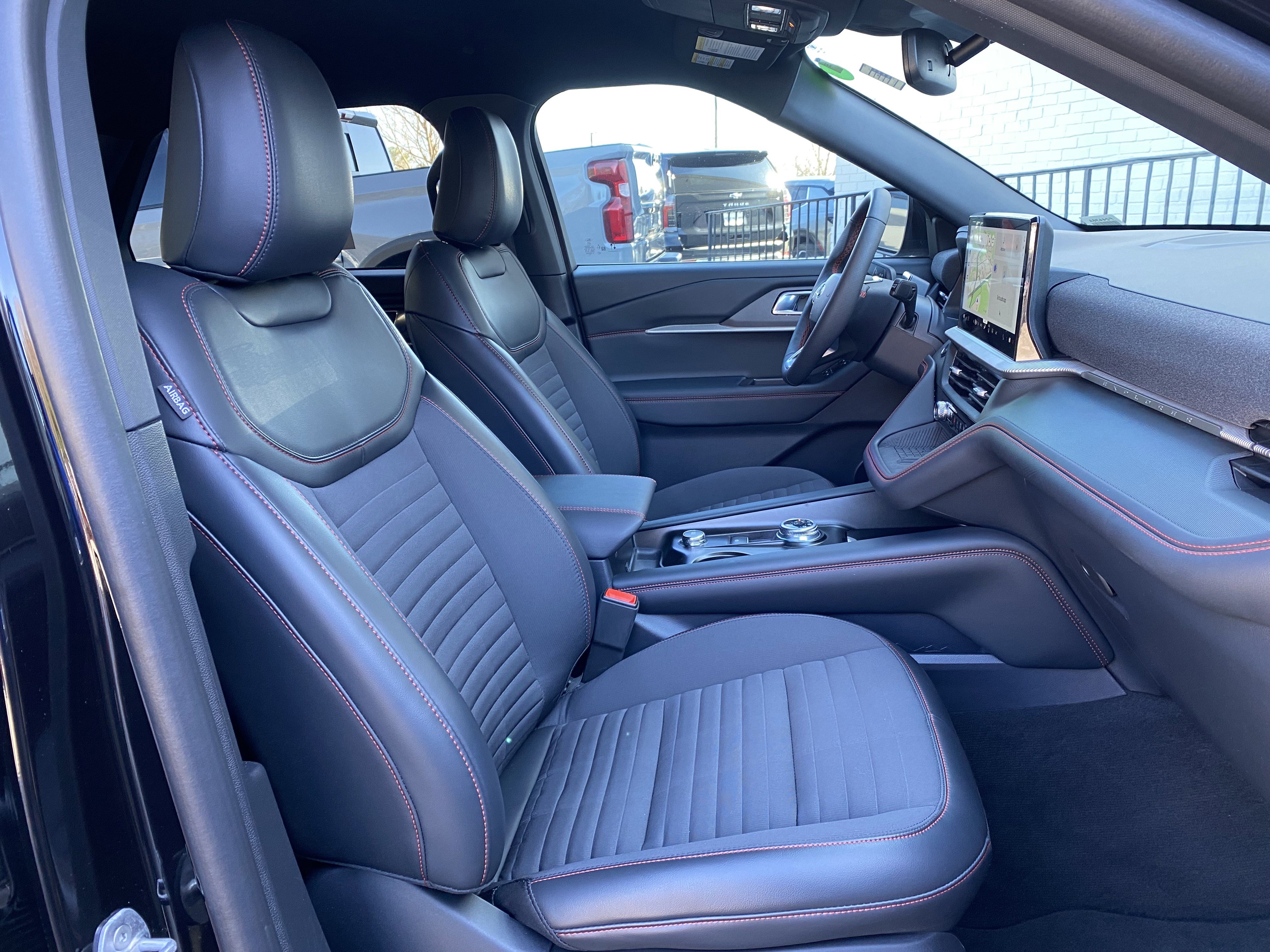 Used 2025 Ford Explorer ST-Line w/ Premium Package image 33