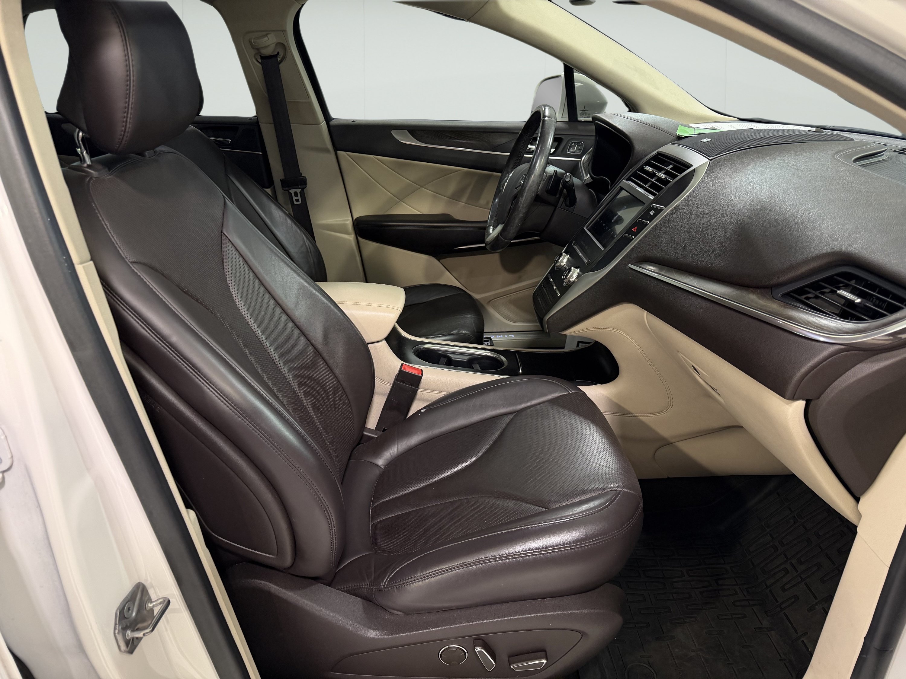 Used 2019 Lincoln MKC Reserve w/ MKC Climate Package AWD/4WD image 11