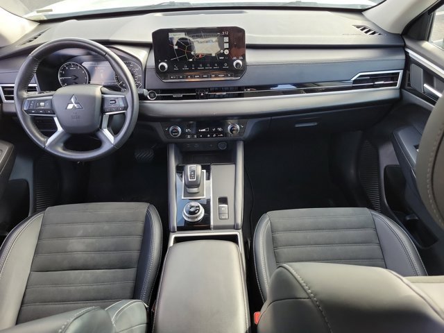 Used 2024 Mitsubishi Outlander SE image 2