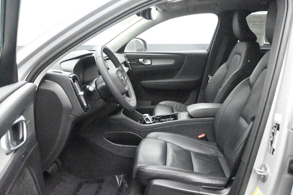 Used 2023 Volvo XC40 B5 Plus AWD/4WD image 11