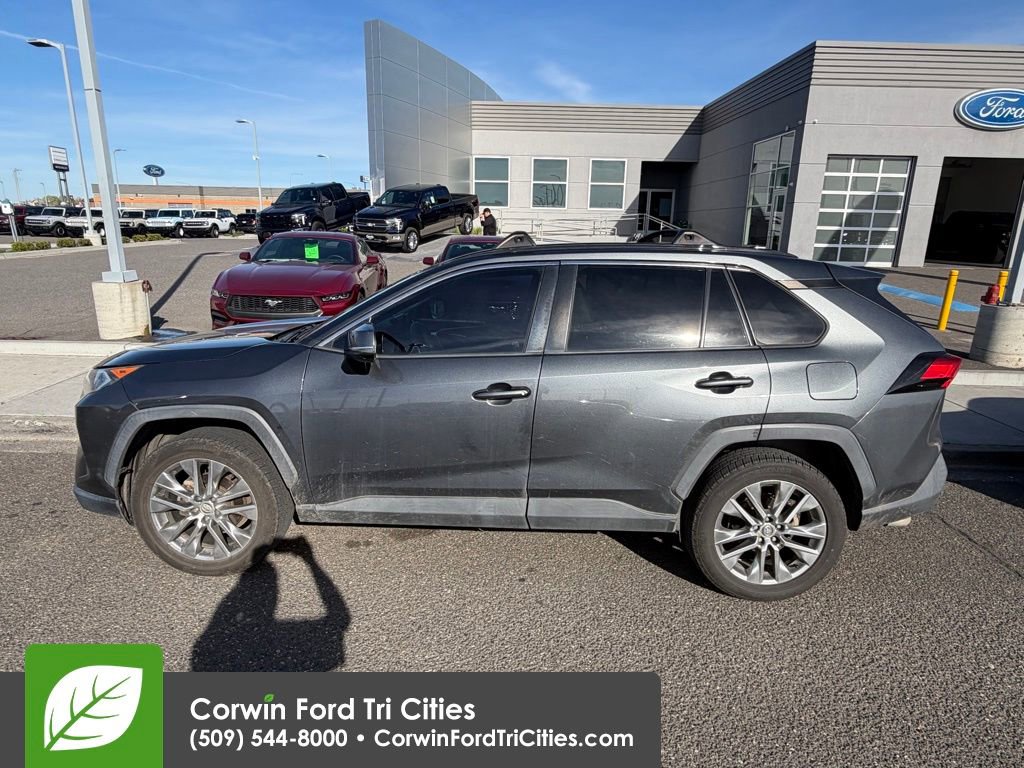 Used 2020 Toyota RAV4 XLE Premium image 6