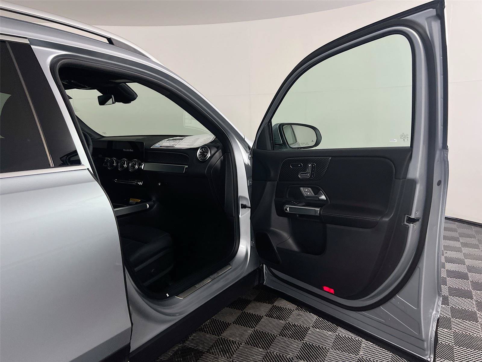 New 2026 Mercedes-Benz GLB 250 4MATIC image 27