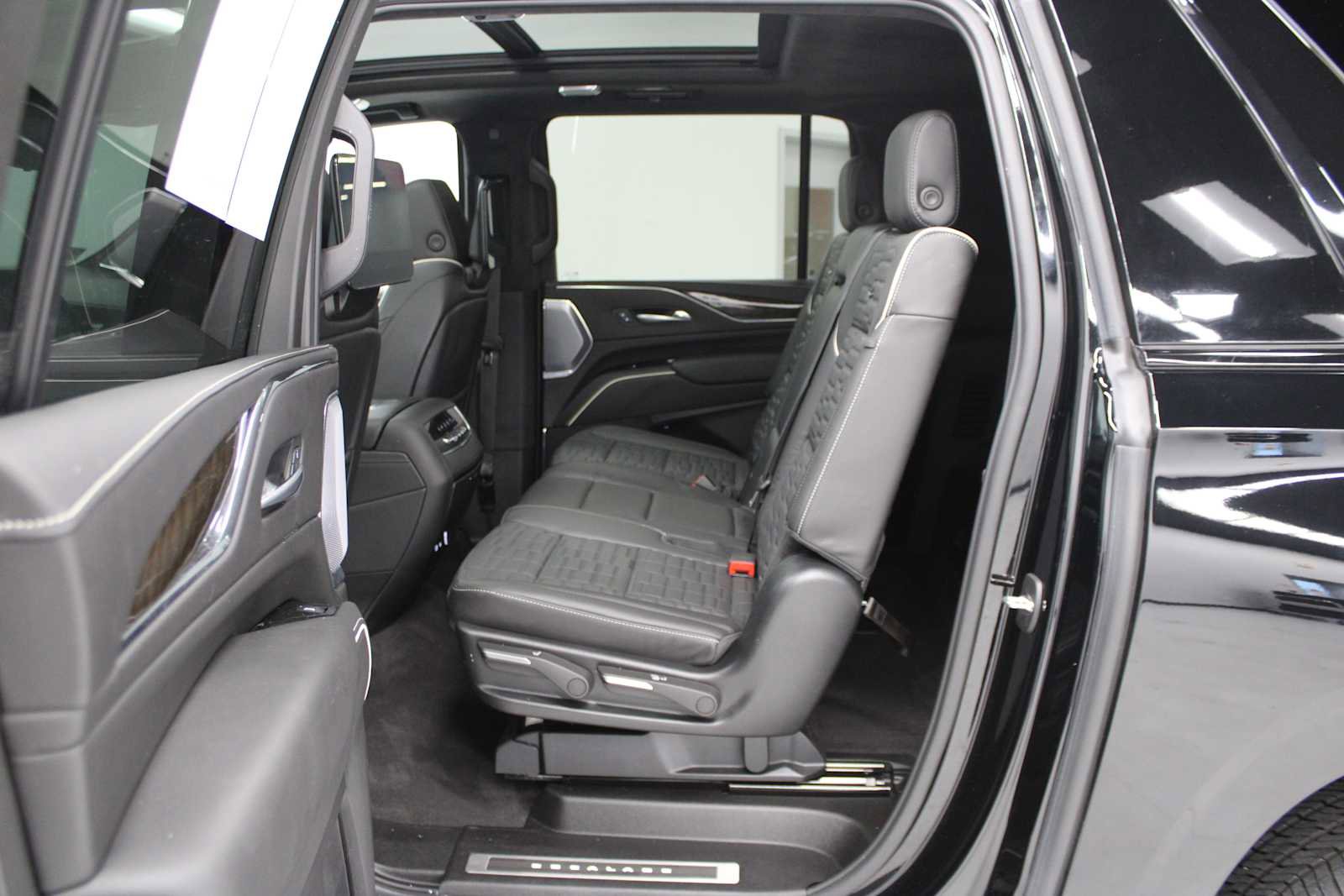 Certified 2024 Cadillac Escalade ESV Sport Platinum w/ LPO, ONYX Package image 50